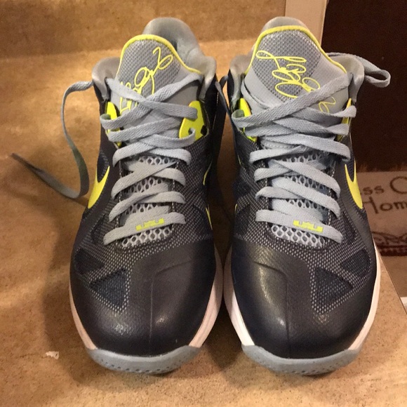 Lebron James Nike's mint condition size 9.5 men's - Picture 3 of 4